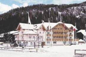 Отель Grand Chalet Soreghes Hotel & Club