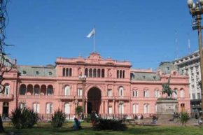 Президентский дворец на площади Plaza de Mayo