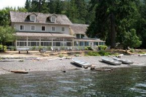 Территория Lake Crescent Lodge